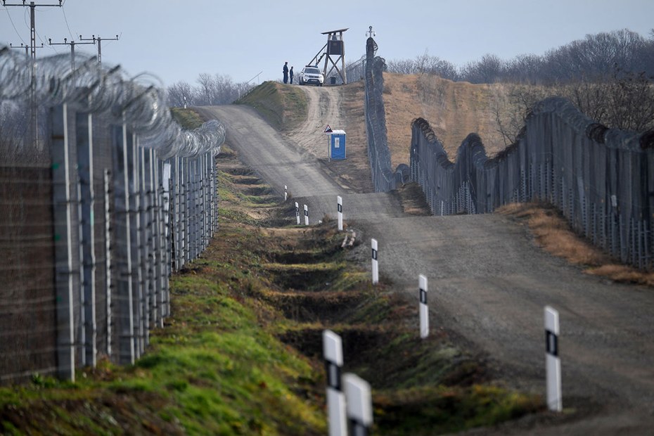 Truppen an der stark geschützten serbisch-ungarischen Grenze