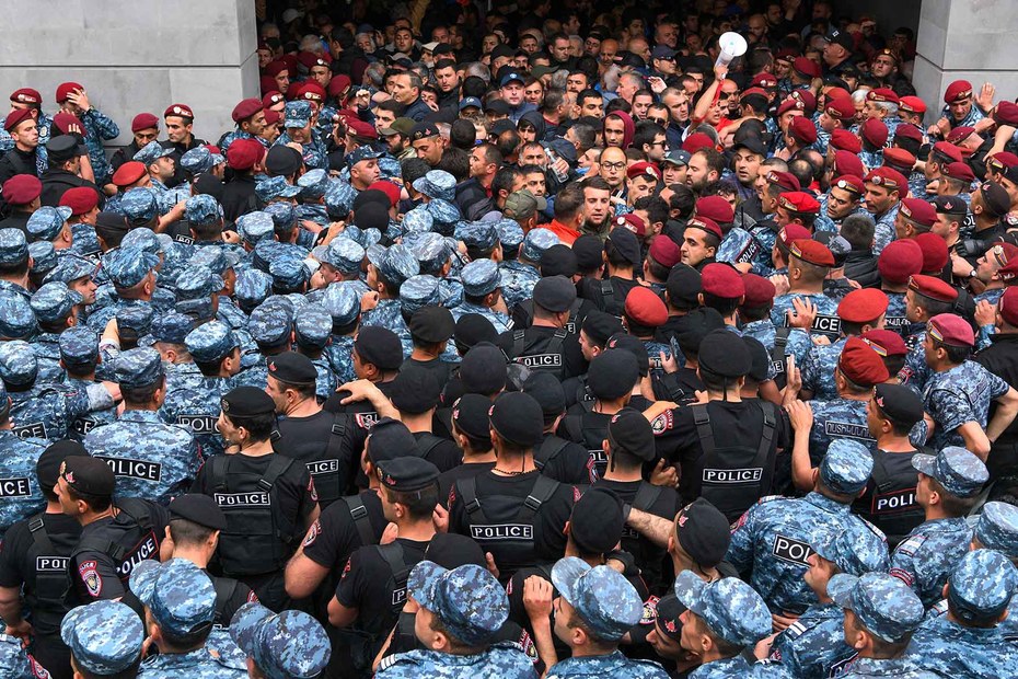 Polizisten und Oppositionelle treffen bei Protesten vor dem armenischen Außenministerium in der Hauptstadt Jerewan aufeinander
