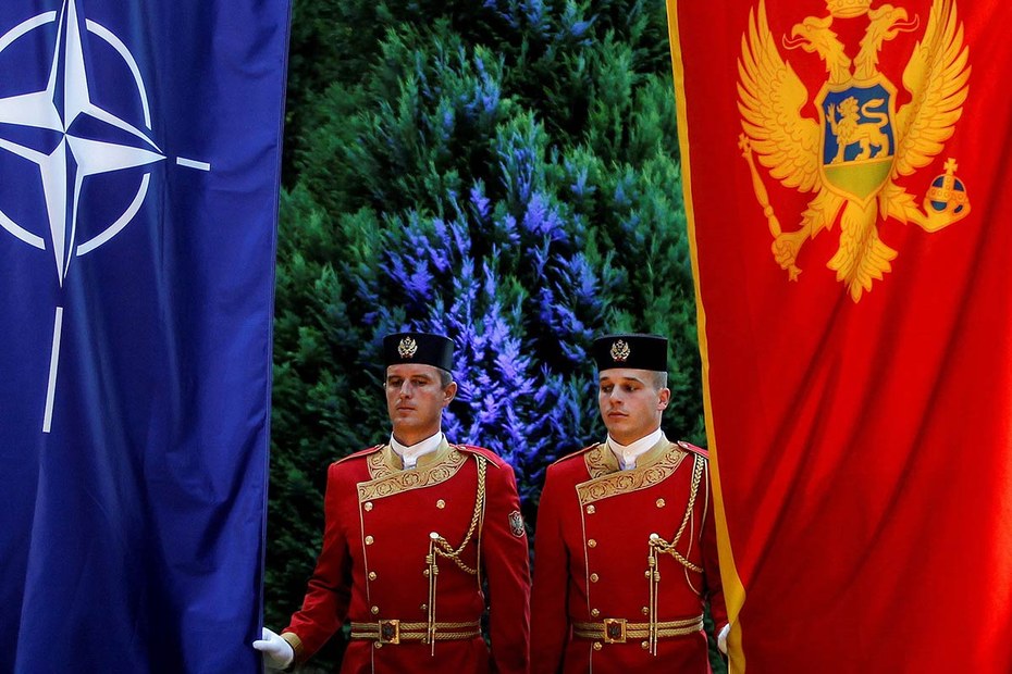 Ein russischer und ein chinesischer Bot, getarnt als montenegrinische Ehrengardisten