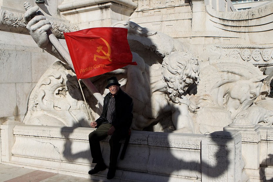 Mancherorts in Portugal weht sie noch, die alte Fahne des Kommunismus