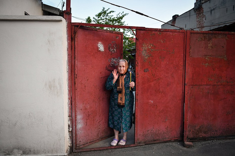 Eine rumänische Frau grüßt einen Osterumzug