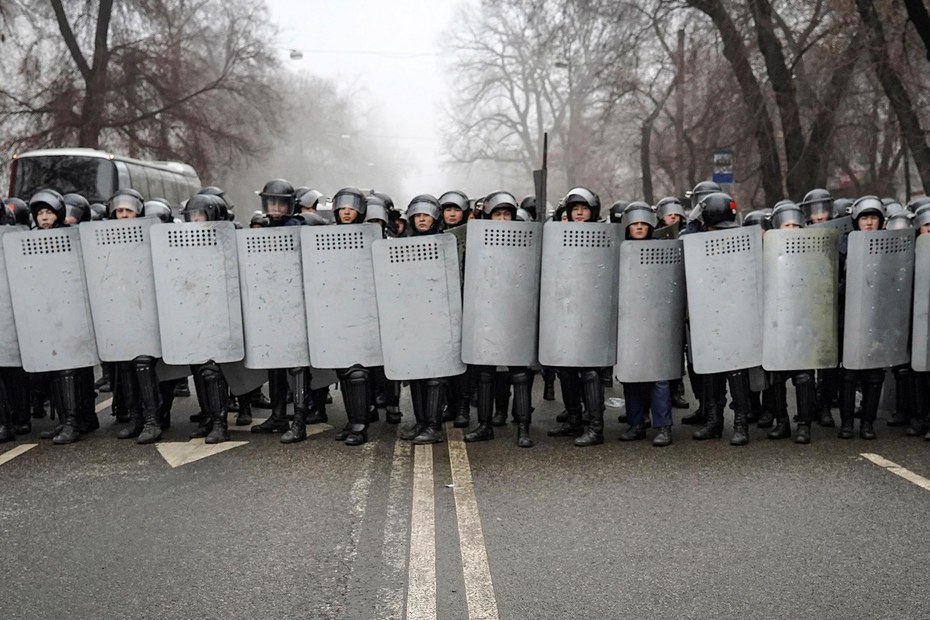 4.300 Verletzte gab es bei den Protesten. Hier: Polizisten in Almaty im Januar 2022