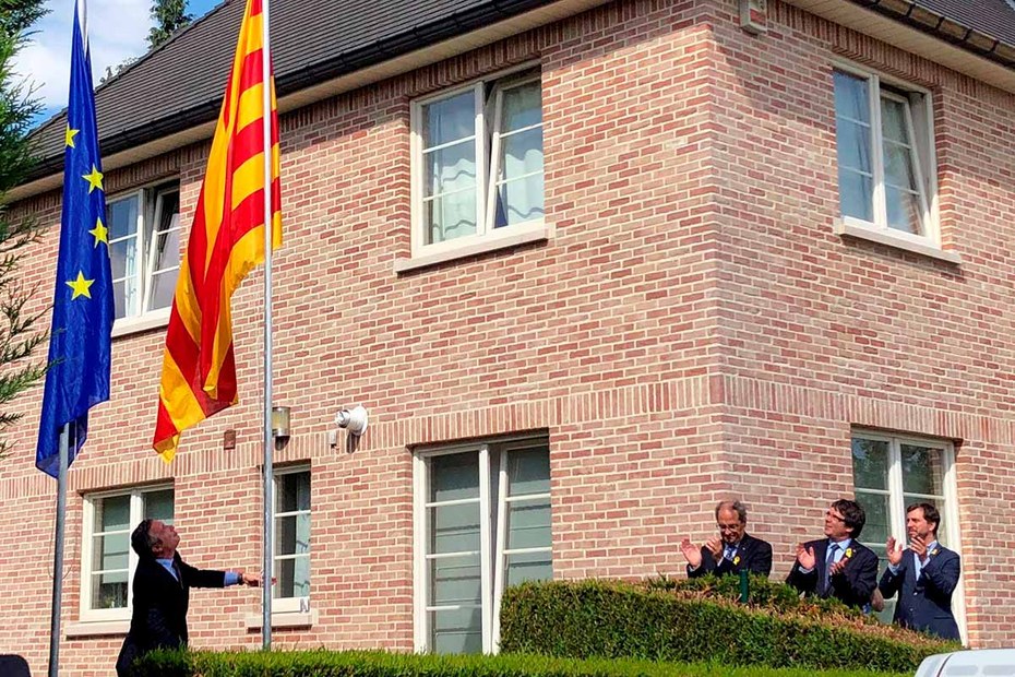 Der katalanische Ex-Regionalpräsident Carles Puigdemont (2.v.r.) und der neue katalanische Präsident Quim Torra (3.v.r.) applaudieren beim Hissen der katalanischen Flagge im belgischen Waterloo