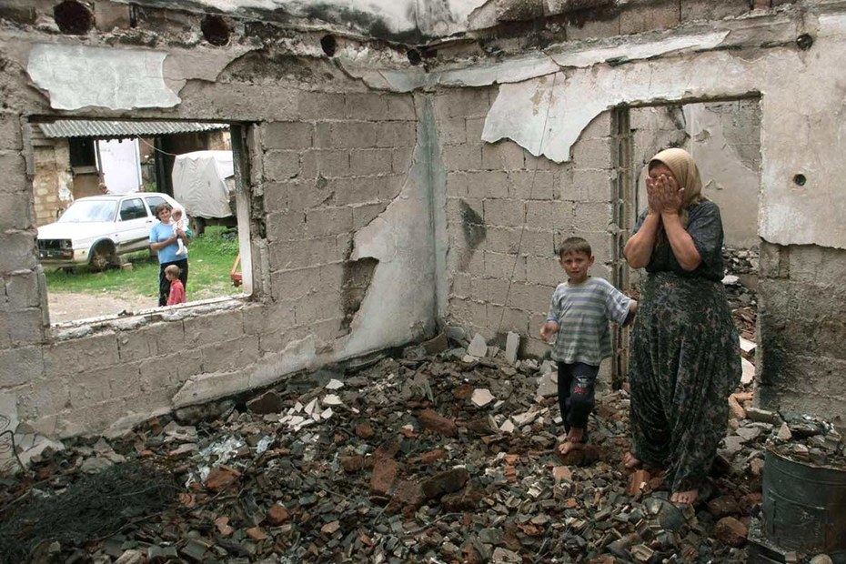 Juni 1999 im Kosovo: Eine Albanerin steht in den Ruinen ihres Hauses