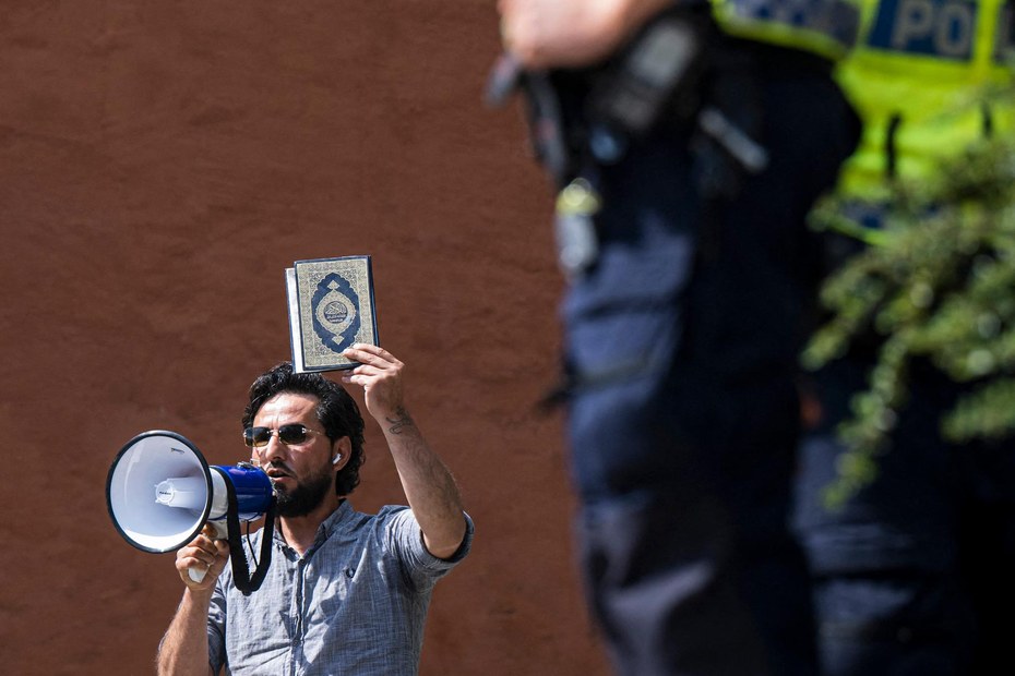 Salwan Momika protestiert vor einer Moschee in Stockholm (28.07.2023)