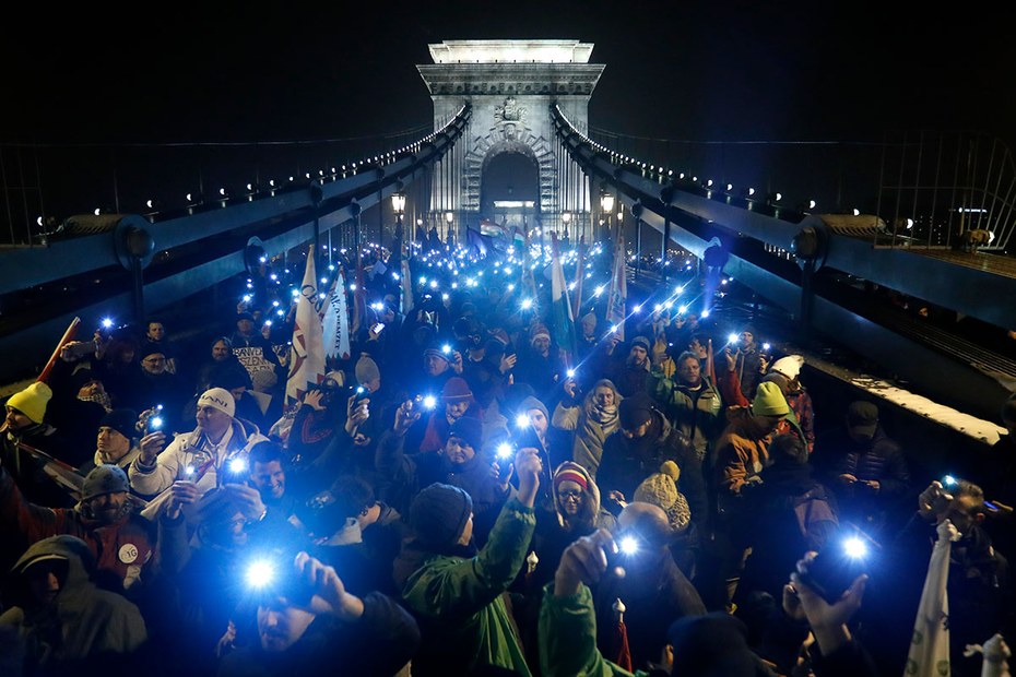 Mobil in dunklen Zeiten: Demonstrationszug auf dem Weg zum Präsidentenpalast