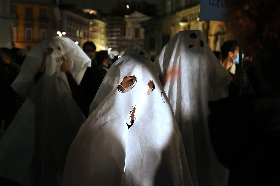 Demonstrant*innen verkleideten sich als Geister und protestierten so gegen Schließungen und Ausgangssperren in Italien