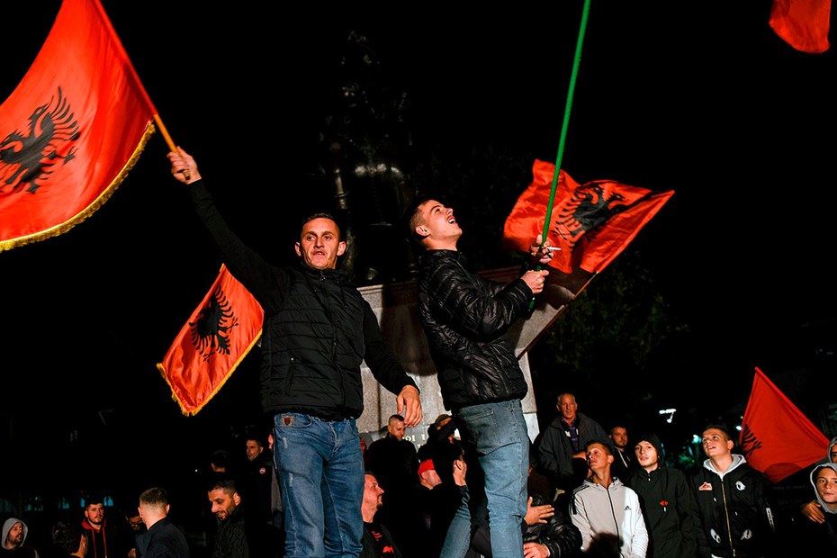 Unterstützer der Vetëvendosje-Partei feiern ihren Wahlsieg in Pristina, 2019