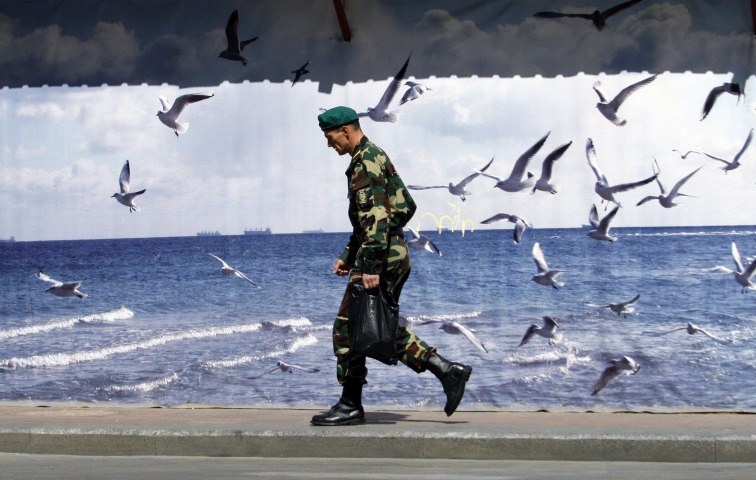 Ein Soldat vor falschen Möwen im Hafen von Odessa