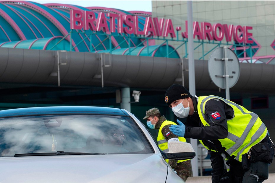 Slowakische Polizisten an der Grenze zwischen Bratislava und Jarovce. Im Zuge der Coronakrise hat die slowakische Regierung Mitte März 2020 Grenzkontrollen wiedereingeführt