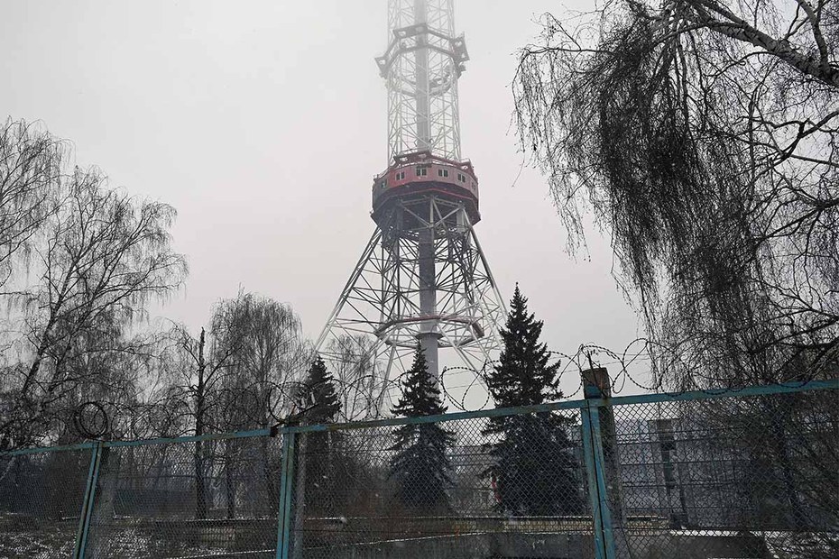 Der Fernsehturm in Kiew nach einer russischen Attacke