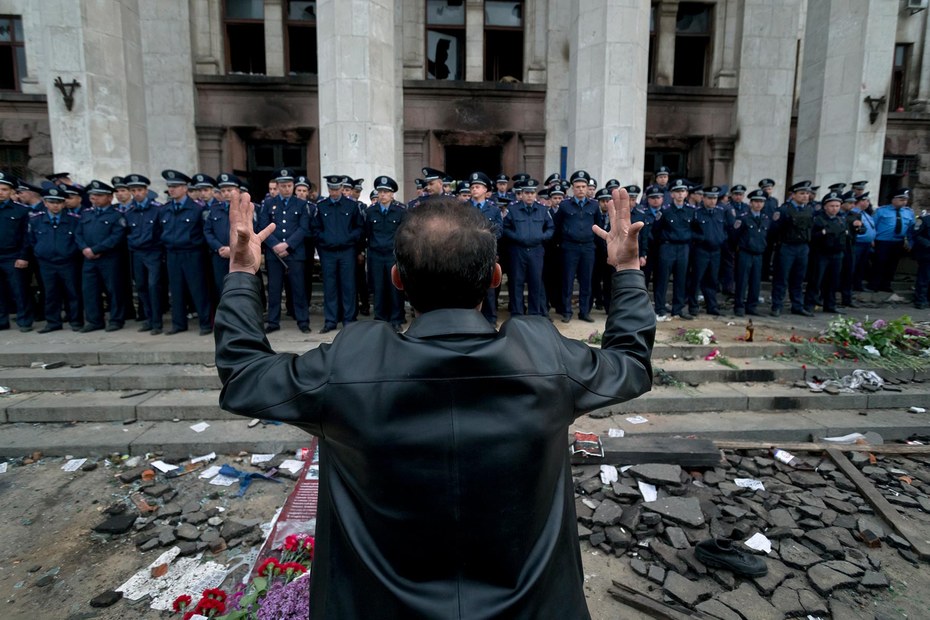 Odessa, 3. Mai 2014, die Polizei ist am ausgebrannten Gewerkschaftshaus eingetroffen – einen Tag und 42 Menschenleben zu spät