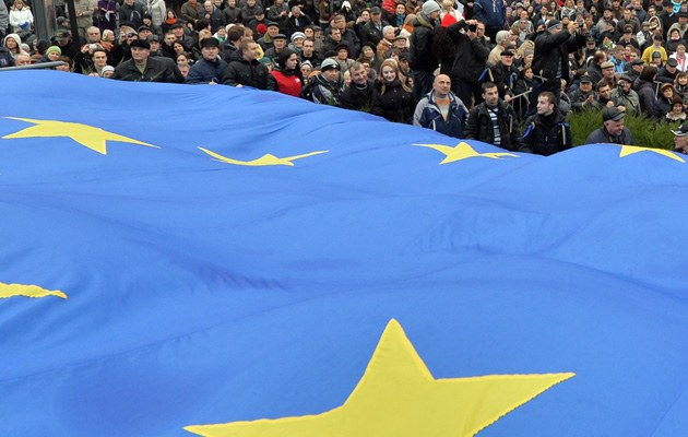 Demonstranten halten die EU-Flagge vor dem Ministerkabinett in Kiew