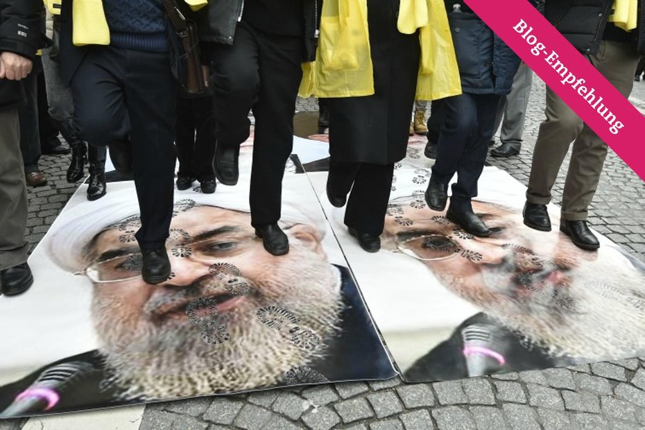 In your face: Auf der Demonstration gegen die Todesstrafe und die Regierung Rohanis am 28. Januar in Paris