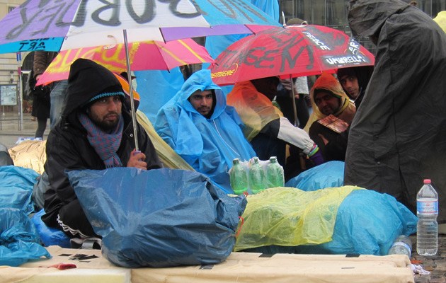 Man lässt sie im Regen stehen: Flüchtlinge protestieren in Berlin