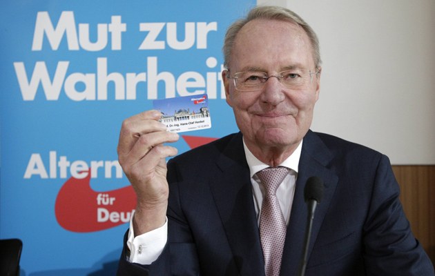 Mut zur Wahrheit: Hans-Olaf Henkel mit AfD-Mitgliedsausweis
