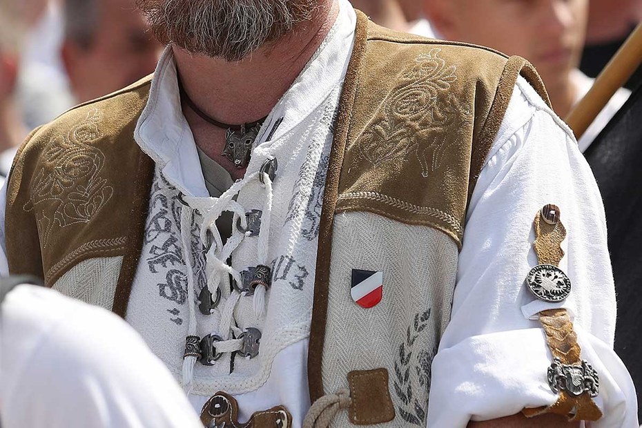 Hier wenigstens als Nazi erkennbar: volkstümelnd, mit Reichsflagge am Revers