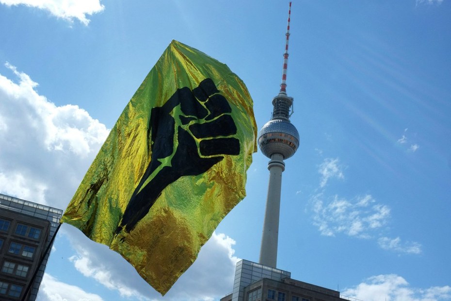 „Es darf kein Zweifel bestehen, dass Verwaltungen und Sicherheitsbehörden der gesamten Berliner Bevölkerung gegenüber loyal sind“