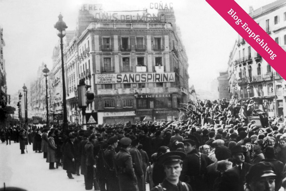 Nationalistische Truppen marschieren am 31. März 1939 durch Madrid