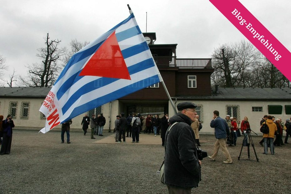 Ein Mann trägt eine Fahne des VVN/BDA im ehemaligen Konzentrationslager Buchenwald, 2005