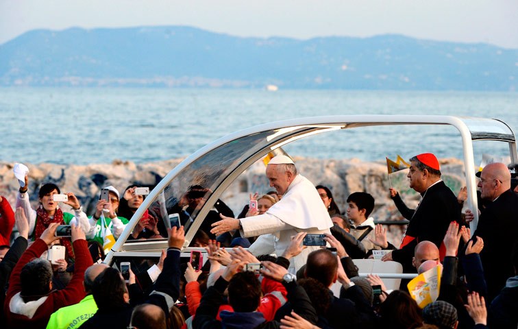 Papa Francesco in Neapel: „Wer freiwillig den Weg des Bösen geht, raubt ein Stück Hoffnung“
