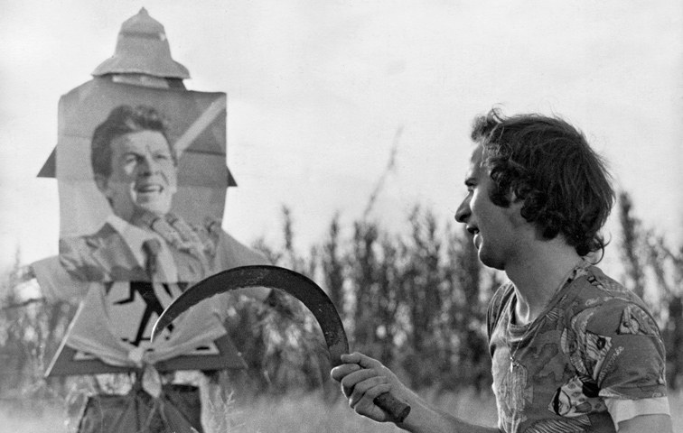 Linke Symbole: Enrico Berlinguer und die Sichel im Film mit Roberto Begnini