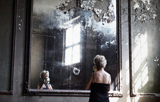 Morbid wie Venedig: Jutta Voigt inszeniert sich mit Maske im Spiegelsaal von Clärchens Ballhaus in Berlin 