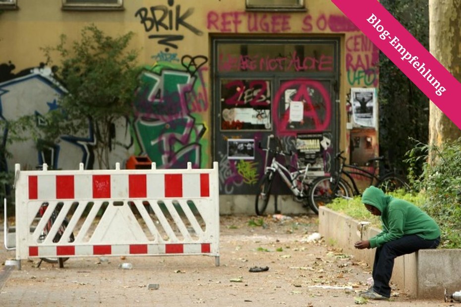 Eine Flüchtlingsaktivistin vor der Gerhart-Hauptmann-Schule in Kreuzberg