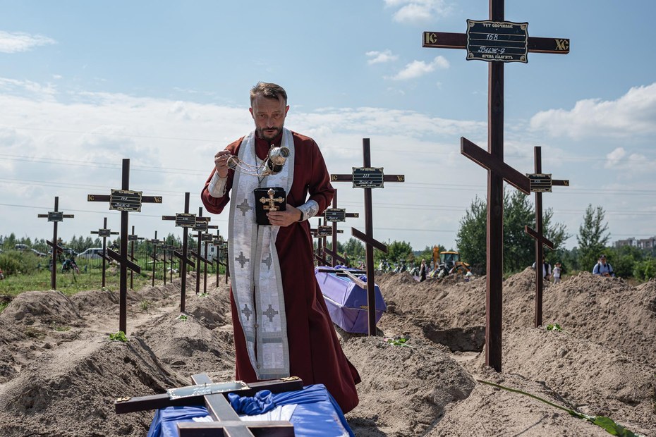 August 2022: Der ukrainisch-orthodoxe Priester Andrii Halavin während einer Beerdigung in Butscha nach Ende der Besetzung durch russische Soldaten