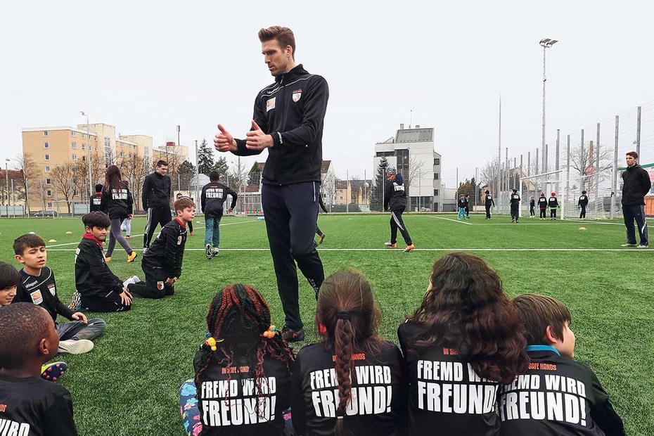 Frisch, frei, fröhlich, fremd: Flüchtlingskinder beim Fußballtraining