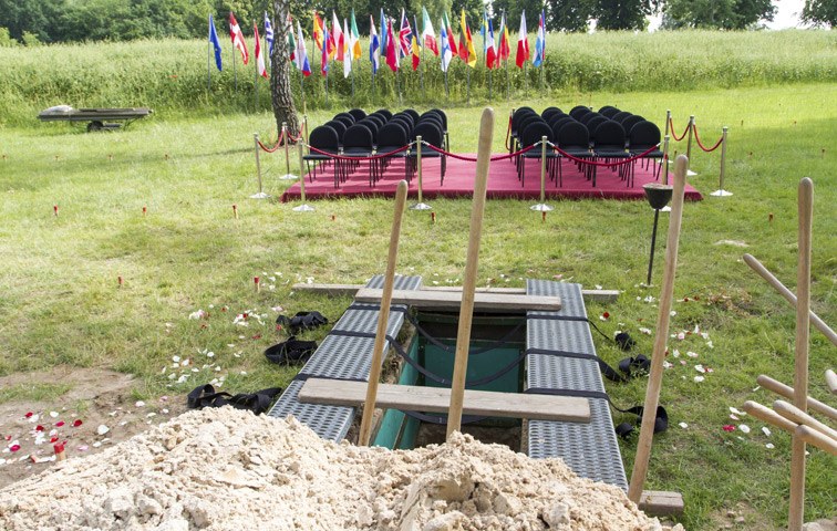 Das ausgehobene Grab für die ertrunkene Syrerin auf dem Friedhof Berlin-Gatow. Die "Ehrentribüne" für verantwortliche Politiker hingegen blieb leer