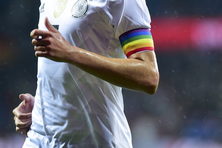 Beim Freundschaftsspiel gegen Dänemark im Jahr 2017 trug Julian Draxler eine bunte Kapitänsbinde als Zeichen gegen Homophobie