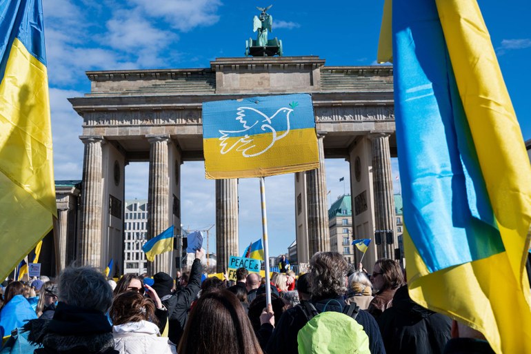 Demonstranten fordern Frieden für die Ukraine: Über das Wie gibt es in Deutschland aber nur eine eher eingeschränkte Debatte