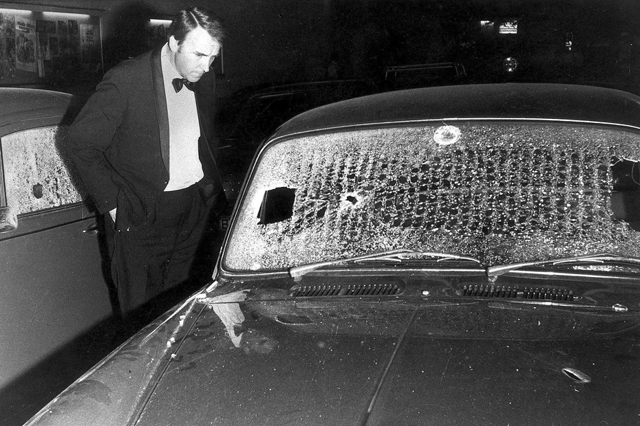 Für das Kino hinter ihm etwas zu schick: Der Berliner Polizeipräsident Klaus Hübner inspiziert den Tatort in der Bleibtreustraße am 27. Juni 1970