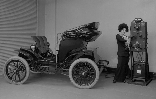 Schon vor 100 Jahren fuhr man Elektroautos – und lud durch Handkurbeln die Batterie auf