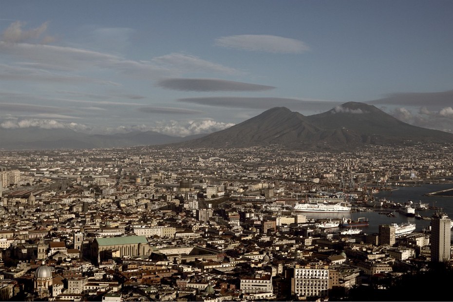 Neapel ist einer der vielen Orte auf der Welt, in dem alle Faktoren vereint und ungestört herrschen, die Menschen in die Gewalt treiben. Doch Neapel ist auch eine Stadt von überwältigender Schönheit