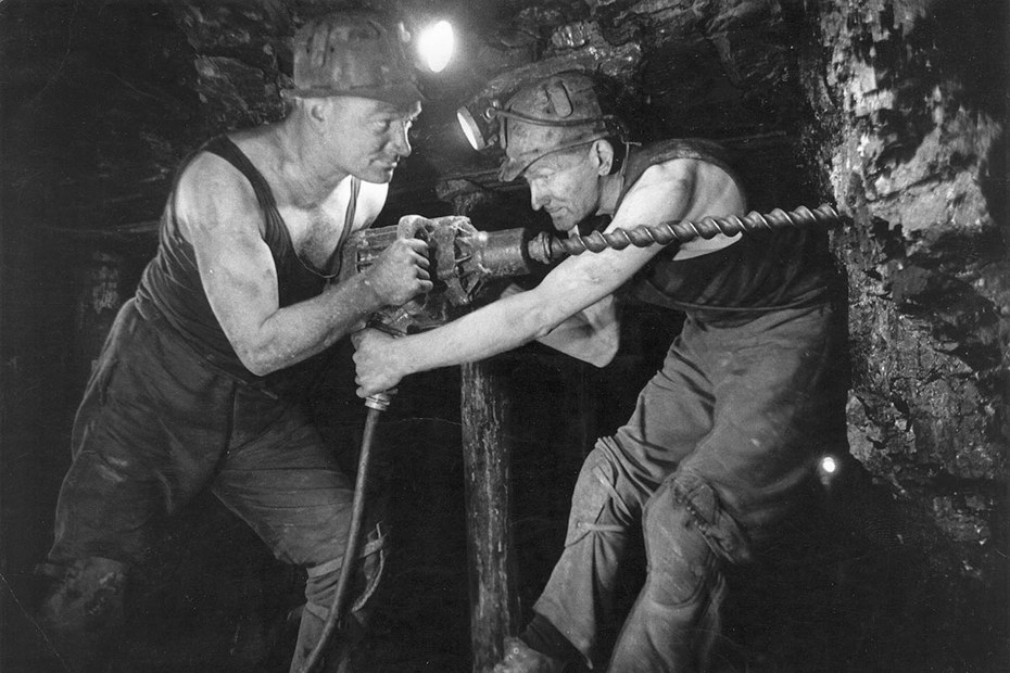 Kohlearbeiter (1951): Heute ist der Ruf des Bergbaus schlecht, im 19. Jahrhundert war er die sinnhafte Arbeit schlechthin