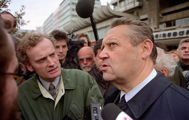 Friedrich Schorlemmer hört genau zu, was der Schabowski da sagt: Berlin Alexanderplatz, 4. November 1989