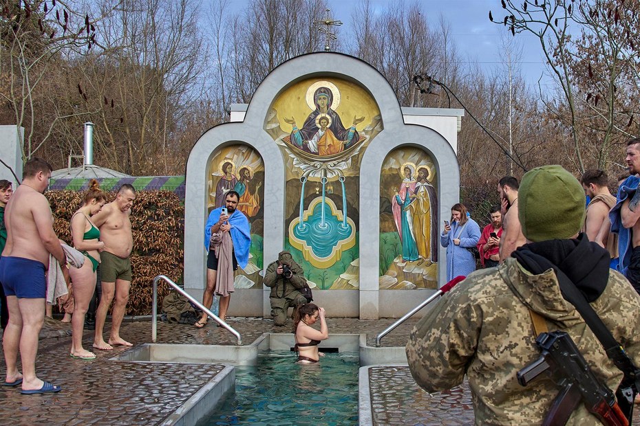 Charkiw, Ukraine, 19. Januar 2023: Orthodoxe Gläubige vertrauen am Tag des Theophaniefestes auf die Heilkräfte eines Eisbades