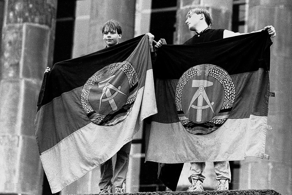 Jugendliche mit DDR-Fahnen vor dem Reichstag am 1. Mai 1991
