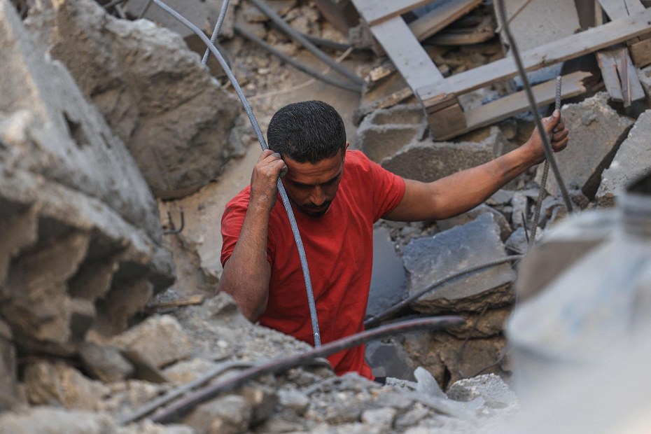 Ein Palästinenser sucht nach Überlebenden in Rafah