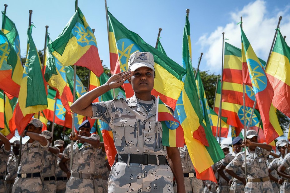Addis Abeba, Anfang November, kurz nach Unterzeichnung des Waffenstillstandsabkommens: Äthiopische Soldat*innen gedenken in Tigray Gefallener