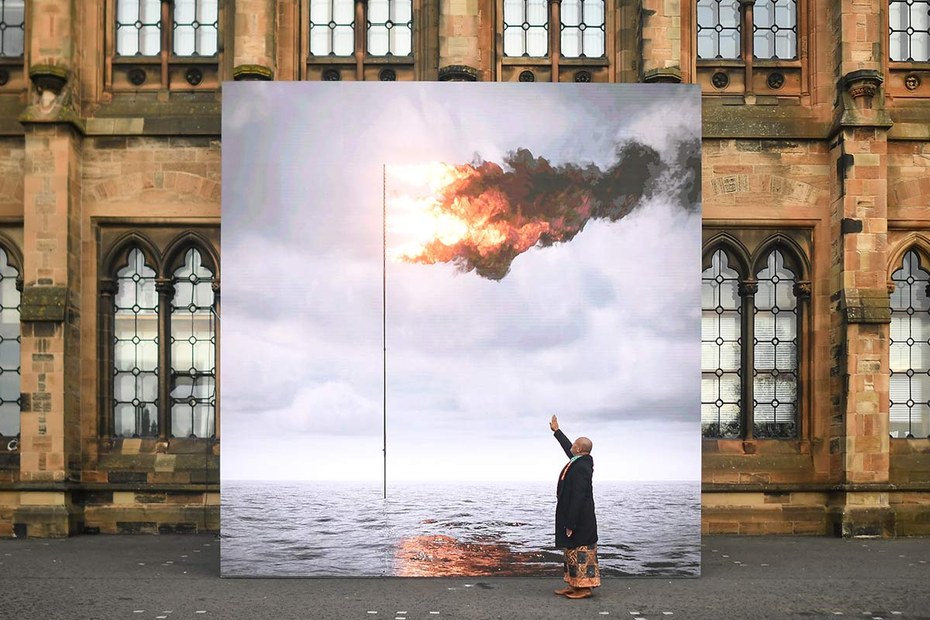 Der Künstler Uili Lousi zeigt in Schottland auf eine Simulation seiner Heimat: das vom Klimawandel geplagte Tonga im Südpazifik