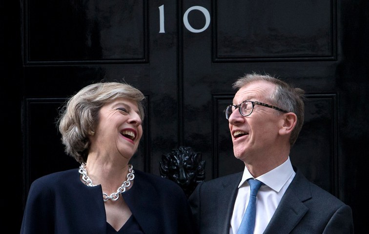 Gute Miene zum Spiel: Theresa May mit ihrem Ehemann John