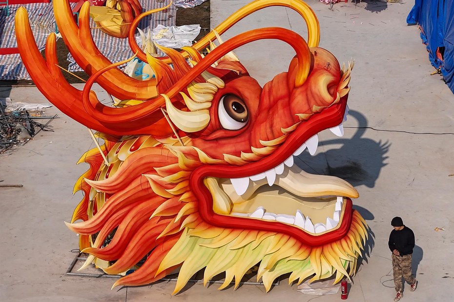 Made in China – for China? Eine riesige Laterne wird in Huai’an in der Provinz Jiangsu für das Neujahrsfest vorbereitet