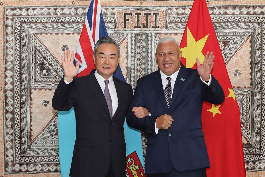 Der Premierminister des südpazifischen Inselstaates Fidschi, Josaia Voreqe Bainimarama (r.), und der chinesische Außenminister Wang Yi