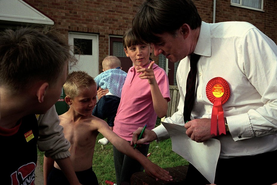 Von Haustür zu Haustür: Der Labour-Politiker Peter Mandelson klappert potenzielle Wähler ab