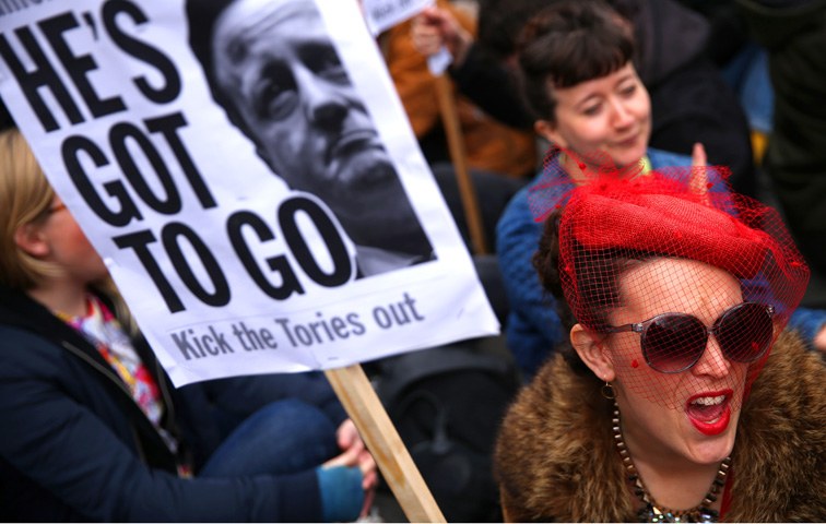 Camerons Flucht nach vorn kam zu spät: Proteste gegen den Premier