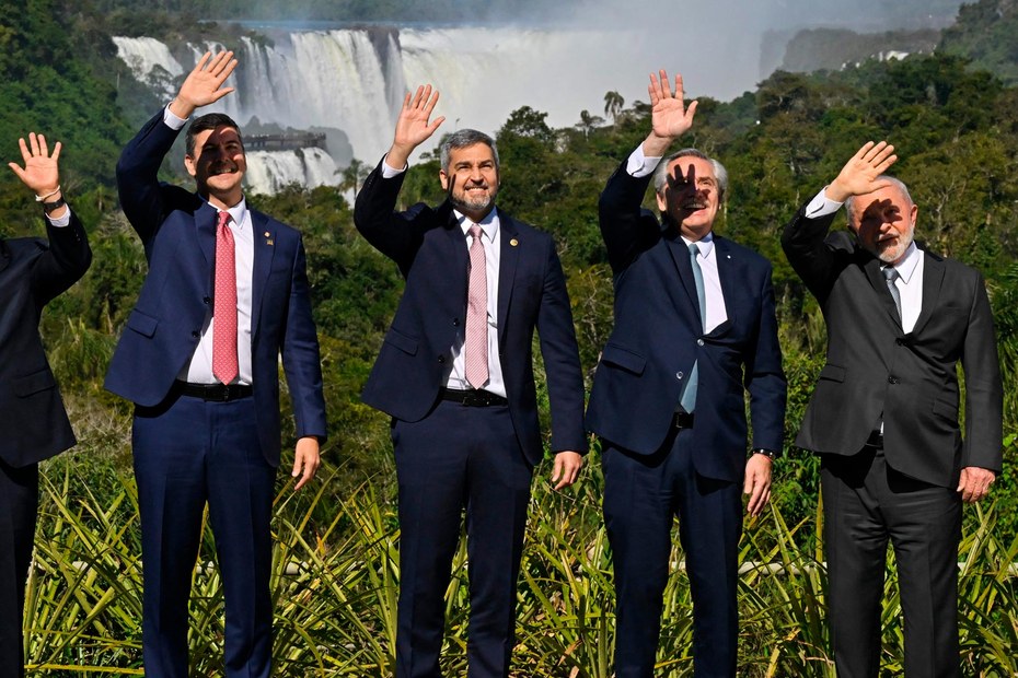 Südamerikas Präsidenten: Luis Arce, Santiago Peña, Mario Abdo Benitez, Alberto Fernandez, Lula da Silva und Lacalle Pou (v. l. n. r.)