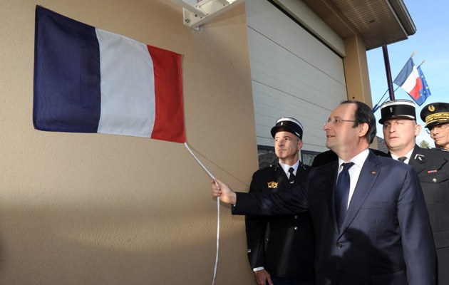 Präsident Hollande unterweist sein Gefolge in der hohen Kunst des Strippen-Ziehens